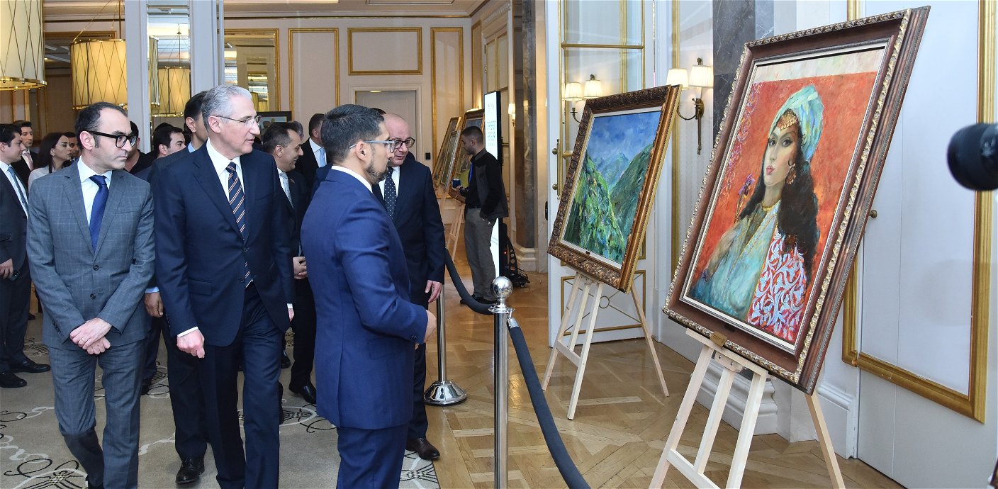 “Qarabağın Rəngləri” layihəsinin təqdimatı keçirildi, əsərlərin satışından 90.200 manat QDF-ə ianə edildi